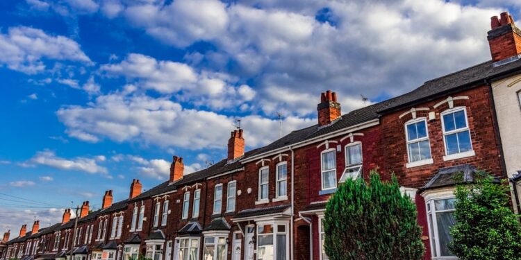 Money blog: ‘Extremely worrying’ mortgage trend revealed in new report; a third of people make this mistake when booking their holiday – and how to avoid it | UK News