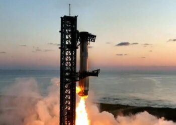 SpaceX rocket booster makes successful landing after test launch – as it is caught by ‘chopsticks’ | Science & Tech News