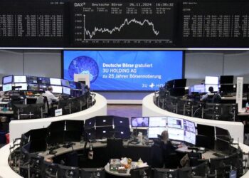 France's CAC 40 drops 1% on budget angst, European auto stocks struggle By Reuters