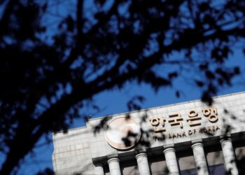 South Korea makes first back-to-back rate cuts since 2009 By Reuters